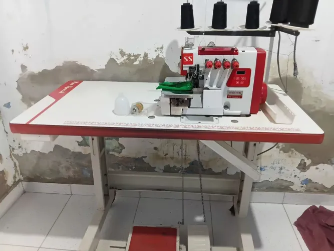 Maquina de costura industrial. 1 reta e 1 interlok