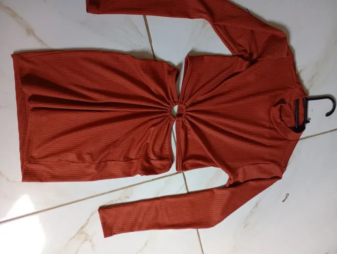 Vestido canelado marrom