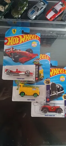 Miniatura Hot wheels- 1:64 ferrari f1 2004; party wagon tartaruga ninja; mickey mouse car