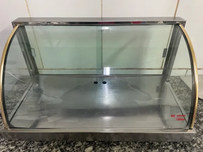 Estufa vitrine fria com 4 gelo X vidro curvo