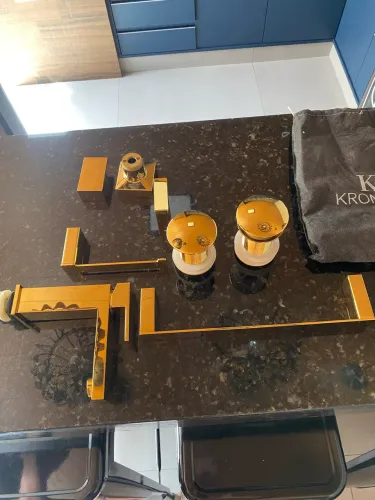 Torneira e acabamento de banheiro dourado