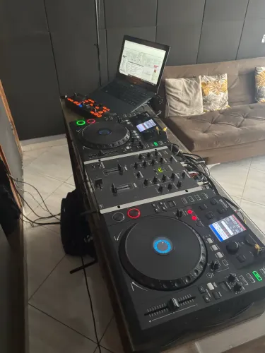 Aulas de mixagem para DJ no estúdio