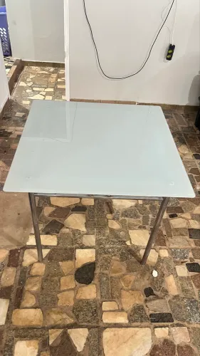 Mesa de vidro sem cadeiras