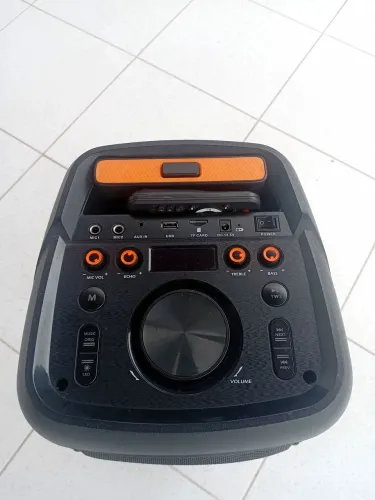 Estou vendendo uma Bombox novíssima quem se interessar e so falar!!!