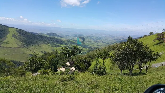 SÍTIO COM ACESSO FÁCIL E VISTA PANORÂMICA EM CRUZEIRO-SP