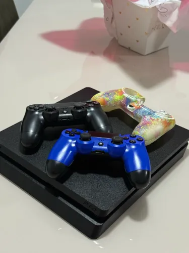 PS4 SLIM 2 CONTROLES ORIGINAIS COM JOGO