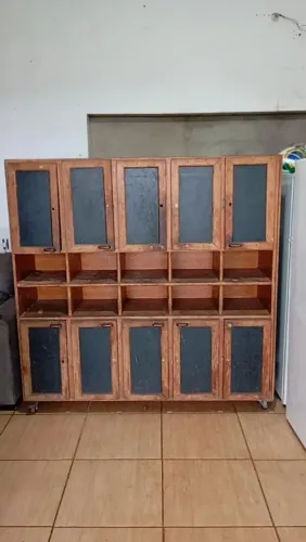 Armário de cozinha de madeira de peroba