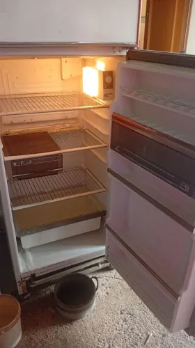 vendo geladeira quarlitv 340 duplex com pingos de ferrugem na porta