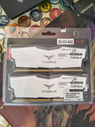 Memória DDR4 16GB T-force Delta 3000MHz 