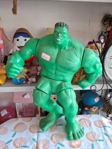 Boneco Hulk mimo anos 2000