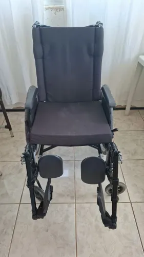 CADEIRA DE RODAS SEMI NOVA