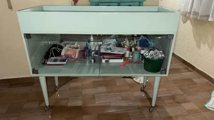 Armário / Buffet com portas de vidro e rodinhas - ótimo estado (Fortaleza)