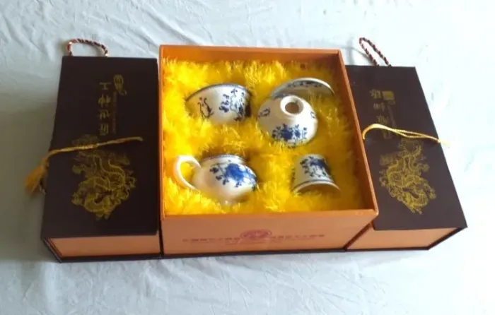 Jogo de chá chinês para oito pessoas. Porcelana branca, floral azul. Novo, sem uso.