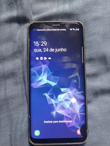 Celular Samsung S9, trincado atrás, funcionando.
