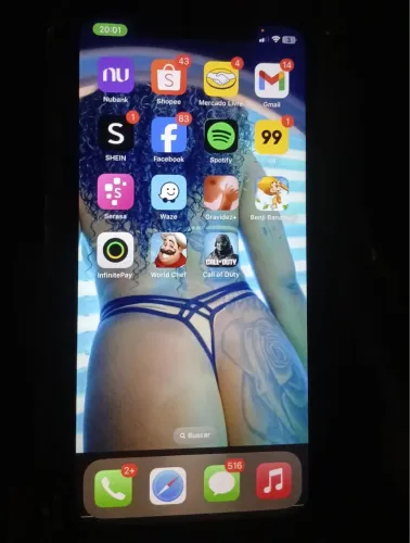 Celular iPhone XR em uso 