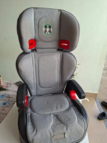 Vendo cadeirinha para carro em bom estado.