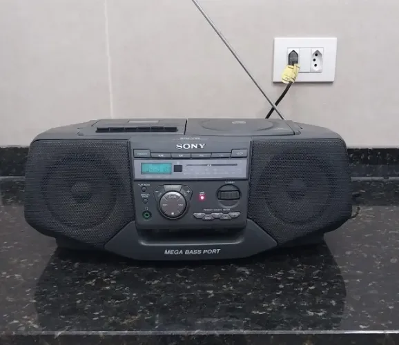 Bombox SONY CFD-V35 - Tudo funciona! Radio \ CD e toca fitas - Esta sem a tampa de pilhas.