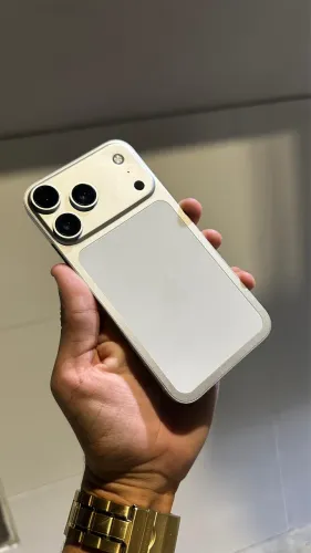 iPhone 11 na carcaça do 17 PRO