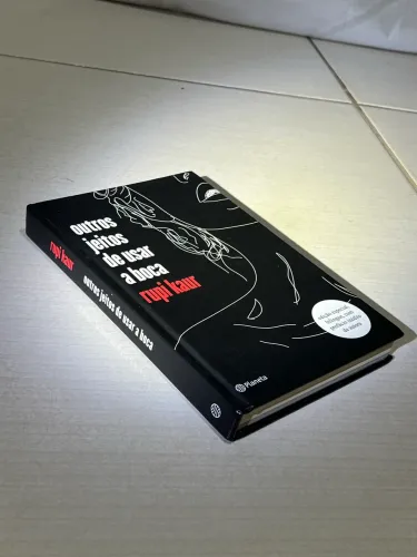 Vendo livros Outros jeitos de usar a boca, O que o sol faz com as flores e Meu corpo minha