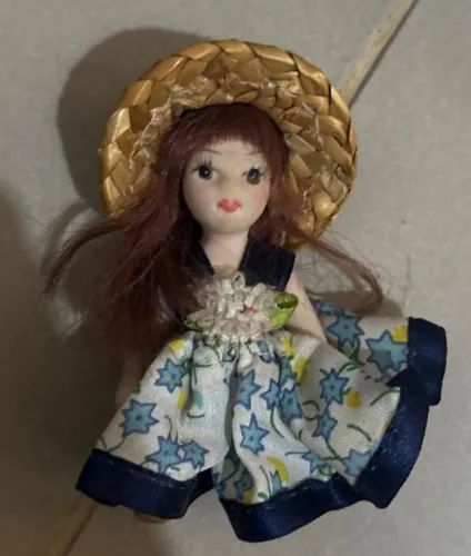 Boneca de porcelana mini