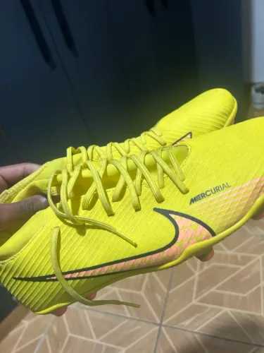 chuteira nike mercurial amarela de campo