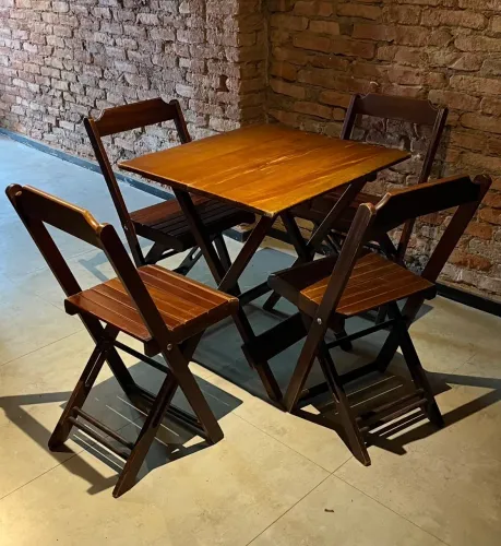 Jogo de mesa com 4 cadeiras 