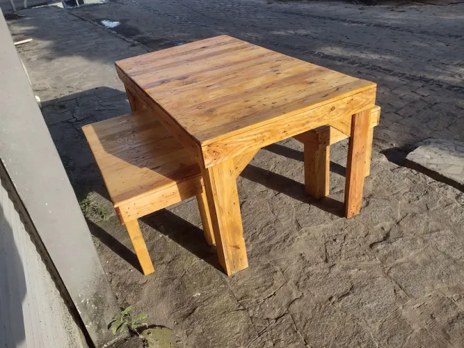 Mesa de palete+ bancos