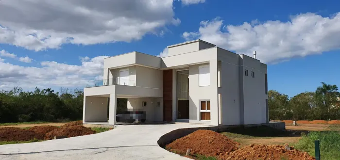 Casa Moderna com Potencial de Personalização e Lazer no Condomínio Quinta dos Guimarães