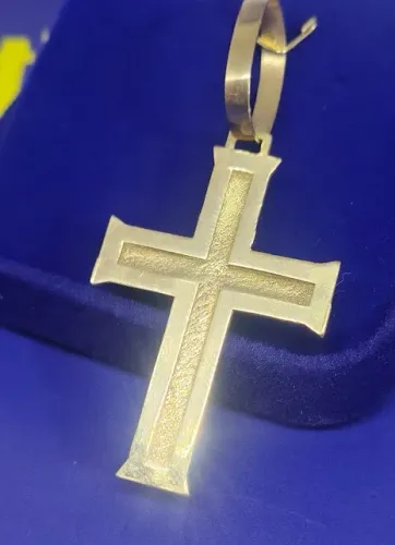 Pingente Cruz Religião Vazado Ouro 18 Kilates Peso 3.60 Gramas 40 mm Maciço               