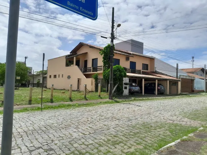 Sobrado central com 4 aptos