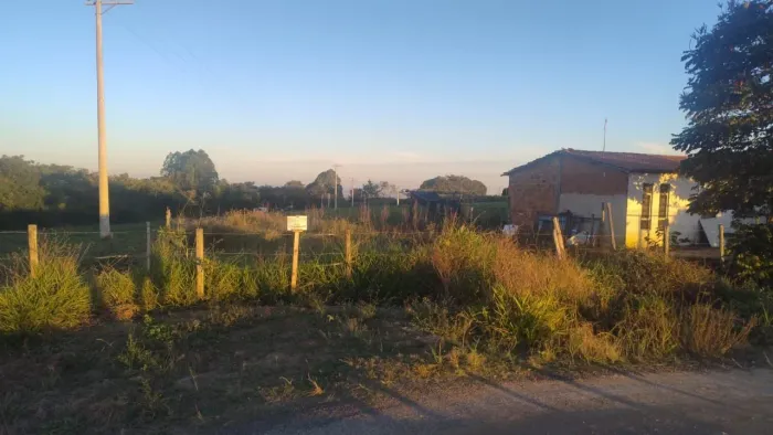 terreno ótimo para construir em um lugar tranquilo.