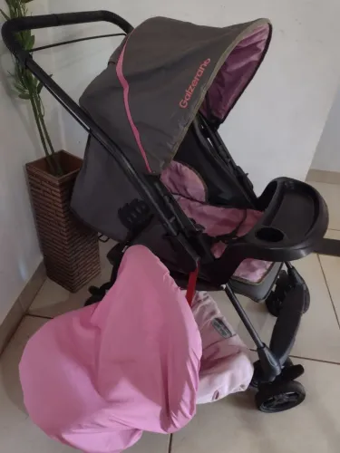 Carrinho com bebê conforto 