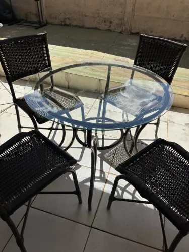 Mesa + cadeiras EM ÓTIMO ESTADO