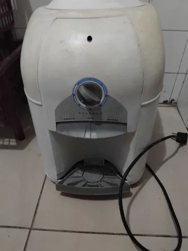 bebedouro de água usado (funcionando)