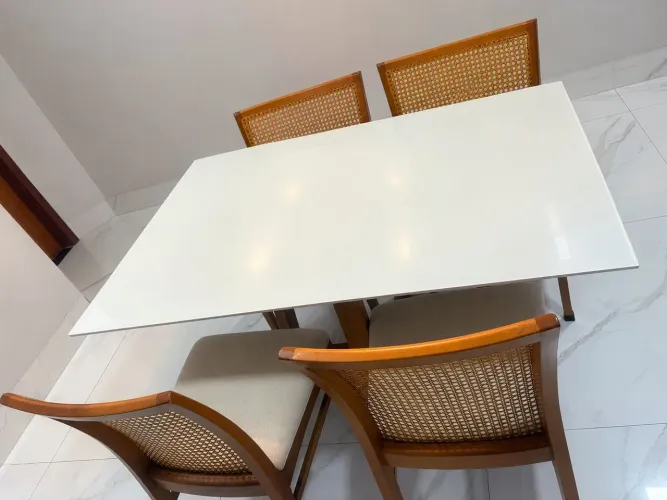 Vendo mesa e cadeiras