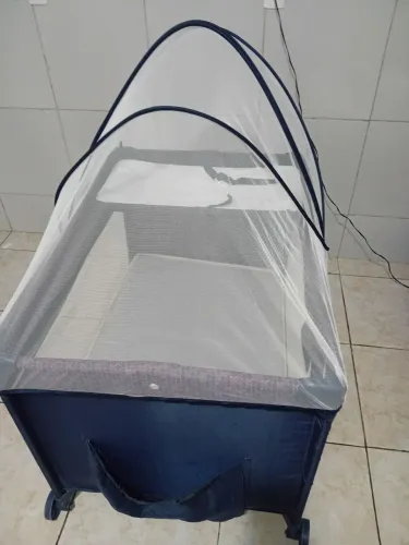 Berço portátil com colchão,trocador e mosquiteiro.