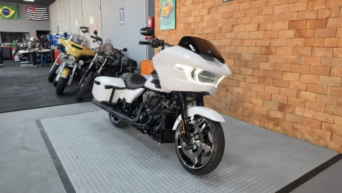 Harley-Davidson Road Glide 117 ? 2025 ? 9.600 km ? White Onyx Pearl ? Equipada
