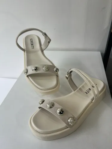 Sandália Papete Feminina Serenity Off White com Aplicações Metalizadas