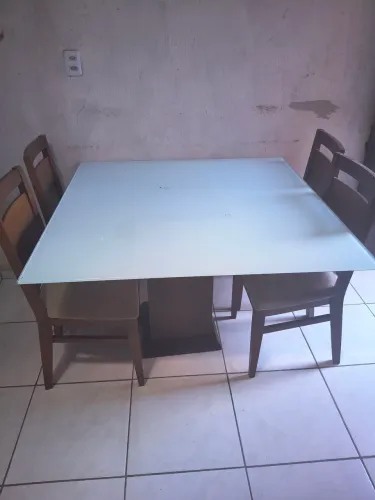 Vende-se mesa de vidro com 4 cadeiras, resistente e linda