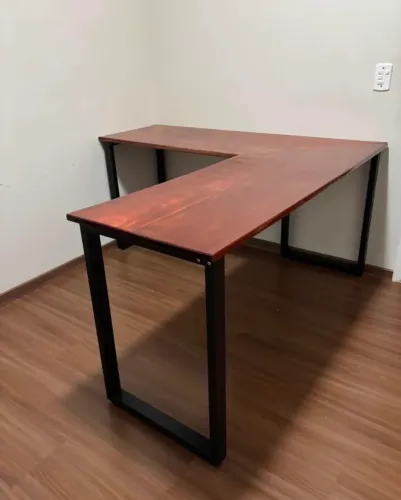 Mesa em L Angico vermelho 