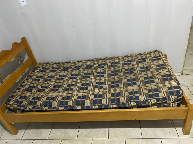 Cama de solteiro semi nova