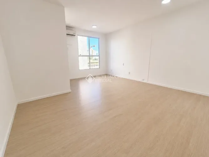 Sala Comercial Nova no Estreito - Próxima à Beira-Mar Continental