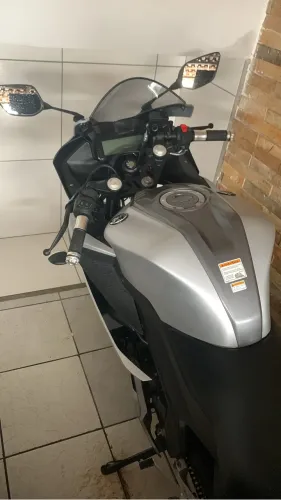 Vende-se uma moto yamarra R15