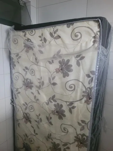 Vendo cama box solteiro, novissima, no plástico (usado apenas uma vez). Não entrego.