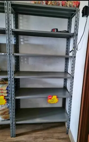 Estantes de aço