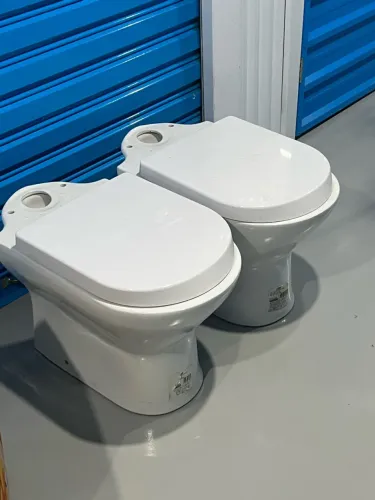 Vaso Roca com caixa acoplada em perfeitas condições. Inclui kit de instalação.