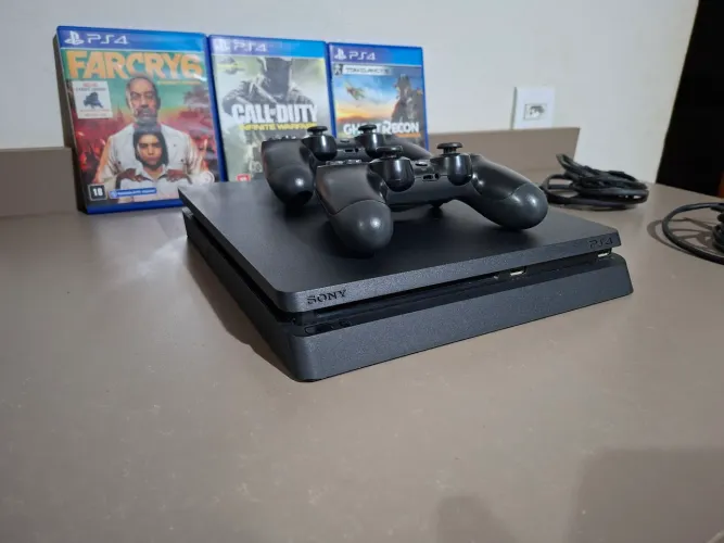 PlayStation 4 slim - 500GB 2 controles 3 jogos