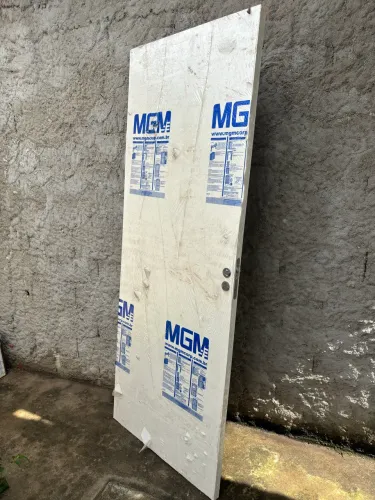Folha de porta de madeira