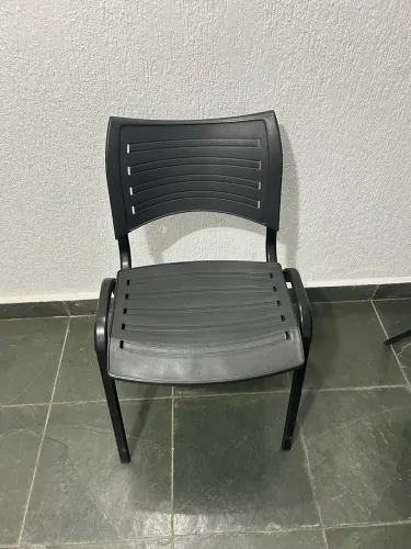 Cadeira plástica empilhável preta