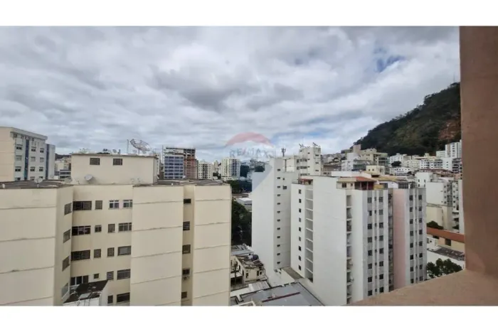 Apartamento para locação no Centro, com 2 quartos bem distribuídos, oferecendo conforto e 